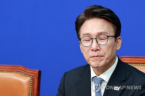 잠시 눈 감고 생각하는 민주당 김민석 대표