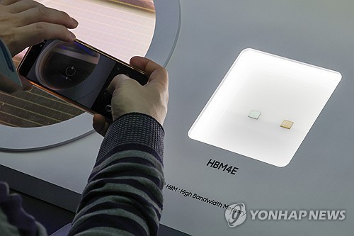 반도체대전 삼성전자 부스에 전시된 HBM4E