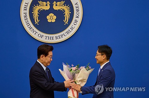 이재명 대통령, 임광현 신임 비서실장에 임명장 수여