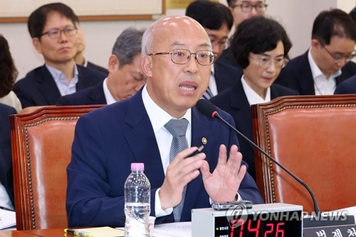 국감 답변하는 조원철 법제처장