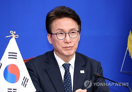 생각에 잠긴 김민석 대표