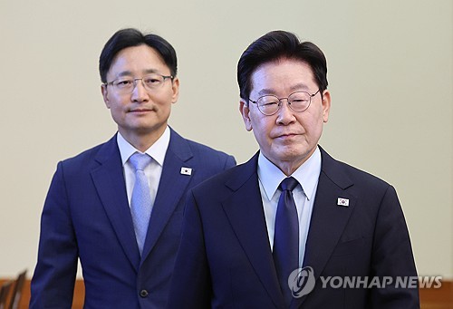 수석보좌관회의 입장하는 이재명 대통령