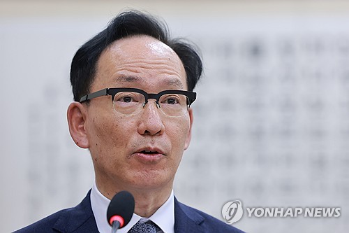 국정감사에서 인사말하는 김대웅 서울고등법원장