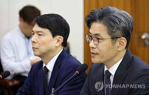 질의 답하는 박철우 서울중앙지방공소청장