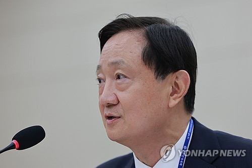 자료 제출 요구에 답하는 이찬진 금감원장