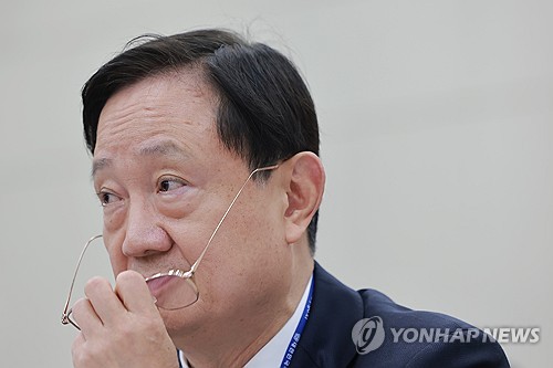 이찬진 금융감독원장이 19일 국회 정무위원회에서 열린 금융감독원 등에 대한 국정감사에서 안경을 벗고 있다.