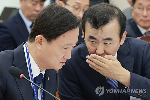 대화하는 이찬진 금감원장과 이세훈 수석부원장