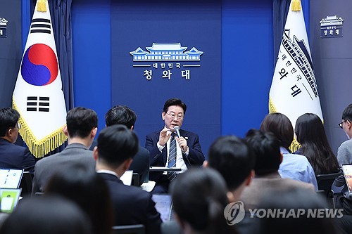 기자들과 간담회하는 이재명 대통령