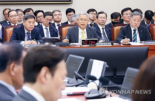 국감 답변하는 김동철 한국전력 사장