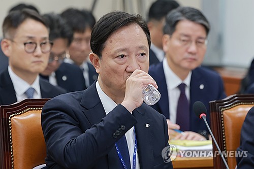 물 마시는 이찬진 금감원장