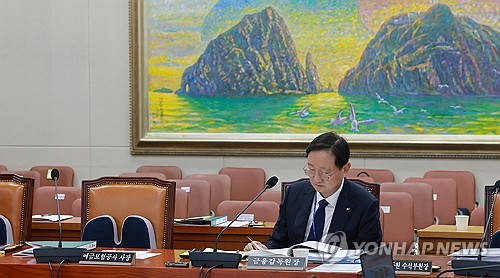 잠시 중지된 국정감사, '단일종목 ETF' 연구용역보고서 읽는 금감원장