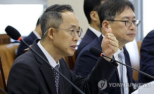 질의 답하는 황기연 한국수출입은행장