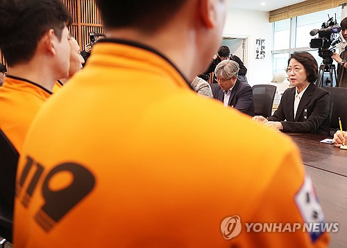 소방관들과 간담회 하는 추미애 경기도지사