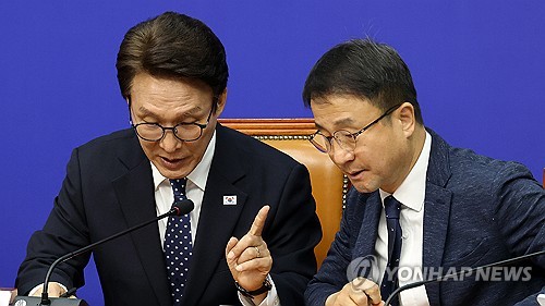 귀엣말하는 김민석 대표와 한병도 원내대표