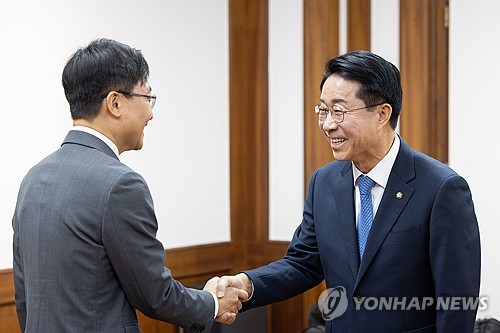 인사 나누는 조정식 국회의장과 임광현 신임 대통령실 비서실장