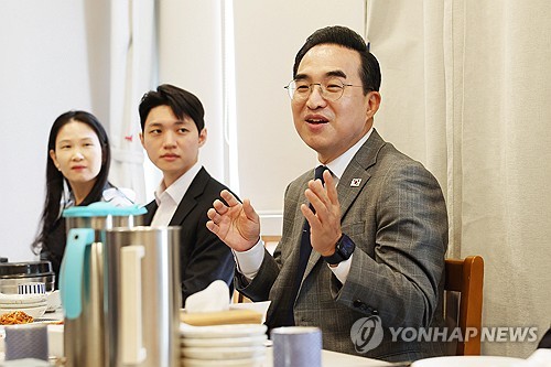 대화하는 박홍근 기획예산처 장관