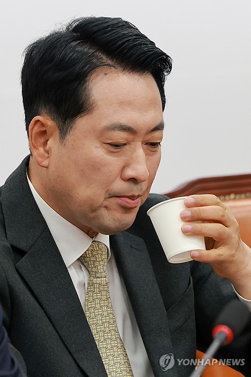 물 마시는 국민의힘 장동혁 대표