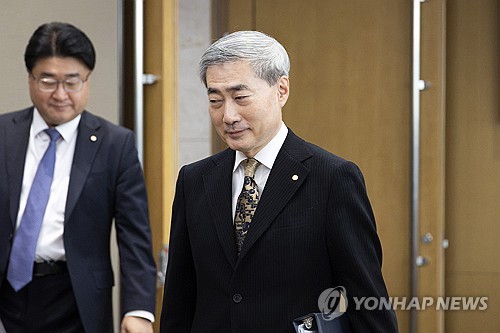 금융통화위원회 회의 참석하는 신현송 한국은행 총재