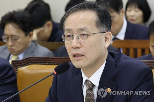 종합 국정감사에서 질의에 답하는 이형일 부총리