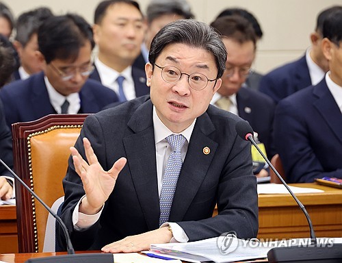 국감 답변하는 이억원 금융위원장