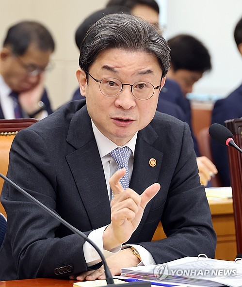 국감 답변하는 이억원 금융위원장
