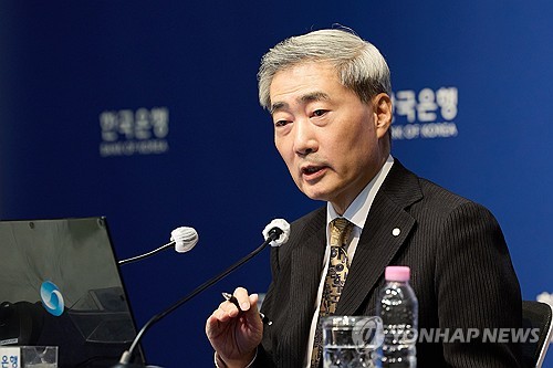 발언하는 신현송 한국은행 총재