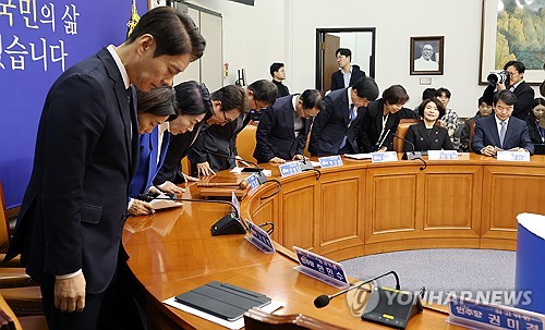 인사하는 민주당 지도부