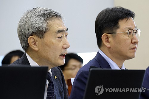 종합 감사에서 답변하는 신현송 한국은행 총재