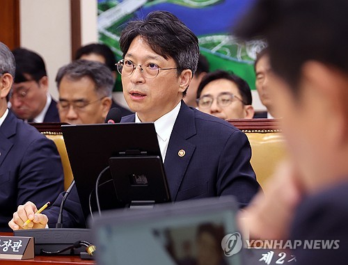 국정감사 종합감사 답변하는 홍지선 국토교통부 장관