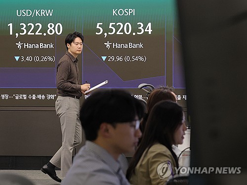 26일 오전 서울 중구 하나은행 본점 딜링룸