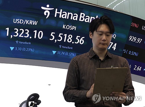 26일 오전 서울 중구 하나은행 본점 딜링룸