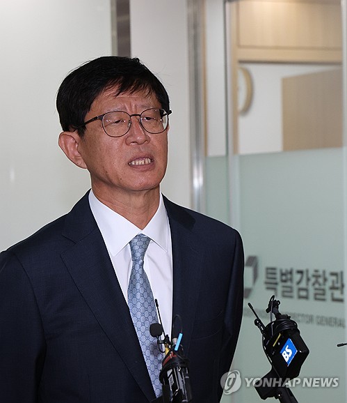 취재진 질문에 답변하는 최길수 특별감찰관