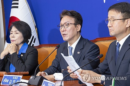 최고위원회의에서 발언하는 김민석 대표