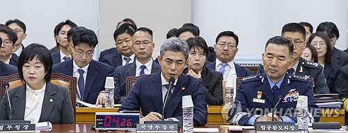 의원 질의에 답변하는 강신철 국방부 장관