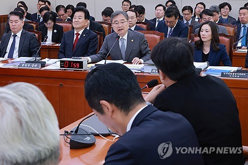 답변하는 조현 외교부 장관