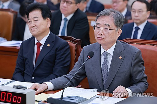 답변하는 조현 외교부 장관