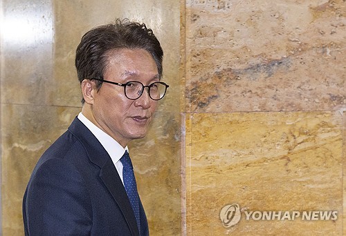 의원 총회 마치고 이동하는 김민석 대표