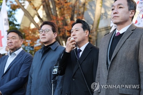 기자회견하는 장동혁 대표