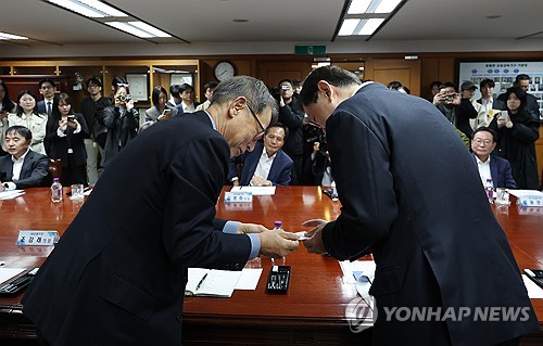 은행지주 이사회 의장 만난 이찬진 금감원장
