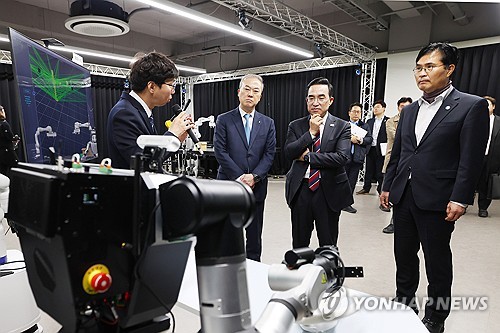 박홍근 기획예산처 장관, 전북대학교 피지컬 AI 실증랩 현장 방문