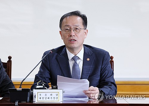 발언하는 이형일 부총리