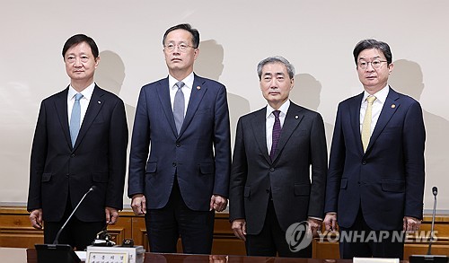 한자리에 모인 이형일 부총리와 금융 수장들
