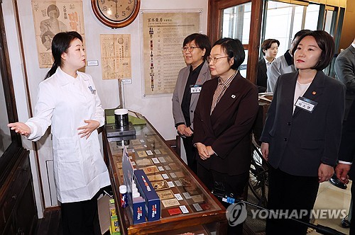 제약 현장 방문한 한성숙 총리