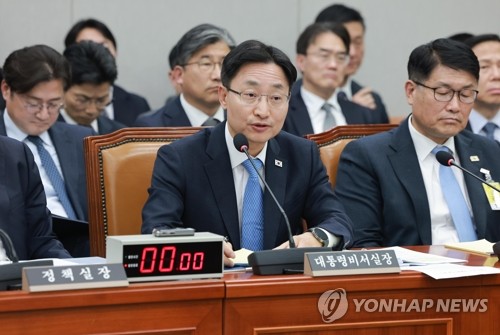 질의에 답하는 임광현 대통령비서실장
