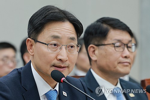 운영위 국감에서 답변하는 임광현 대통령비서실장