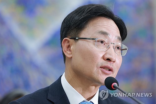 운영위 국감에서 답변하는 임광현 대통령비서실장