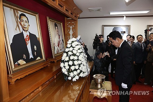 박정희 생가 찾아 참배하는 장동혁