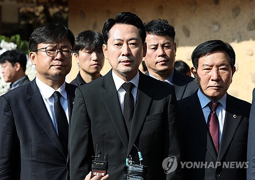 질문에 답하는 장동혁