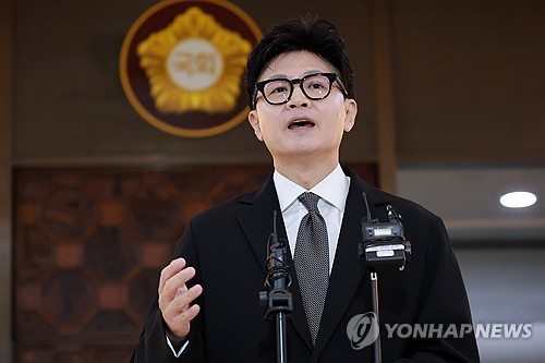 로텐더홀에서 기자회견하는 무소속 한동훈 의원